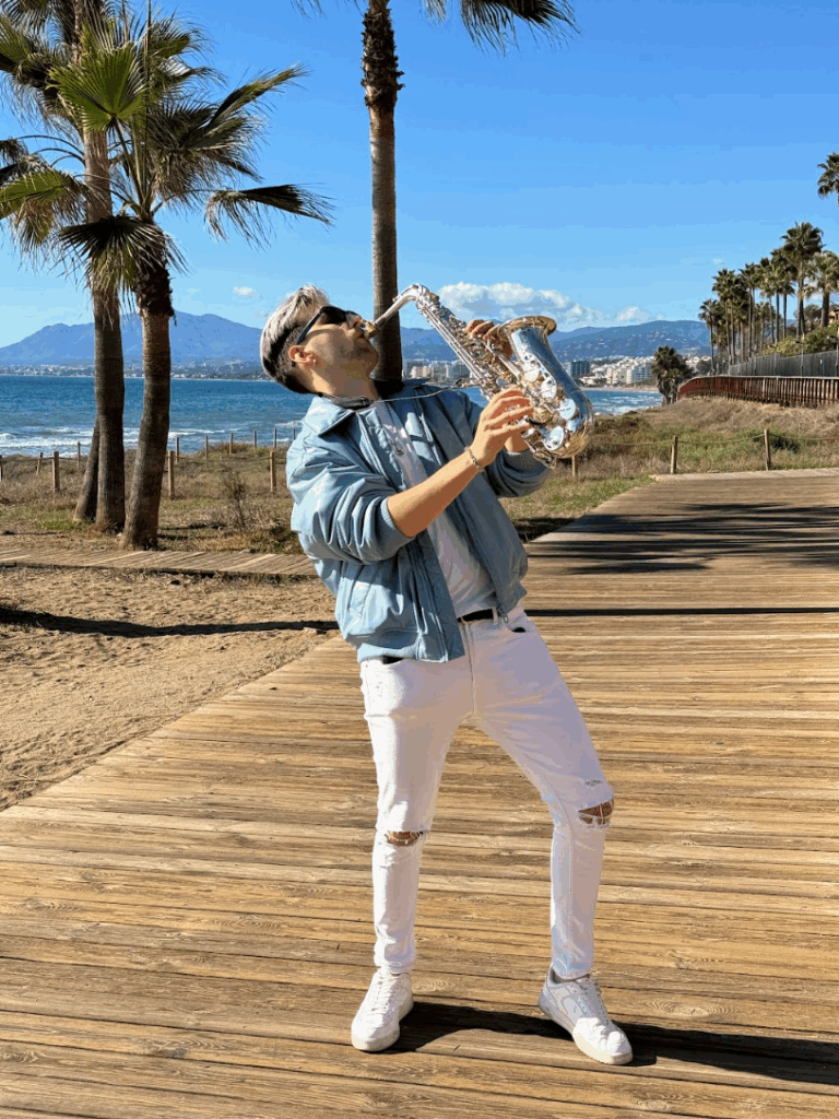 Alex con su saxofón
