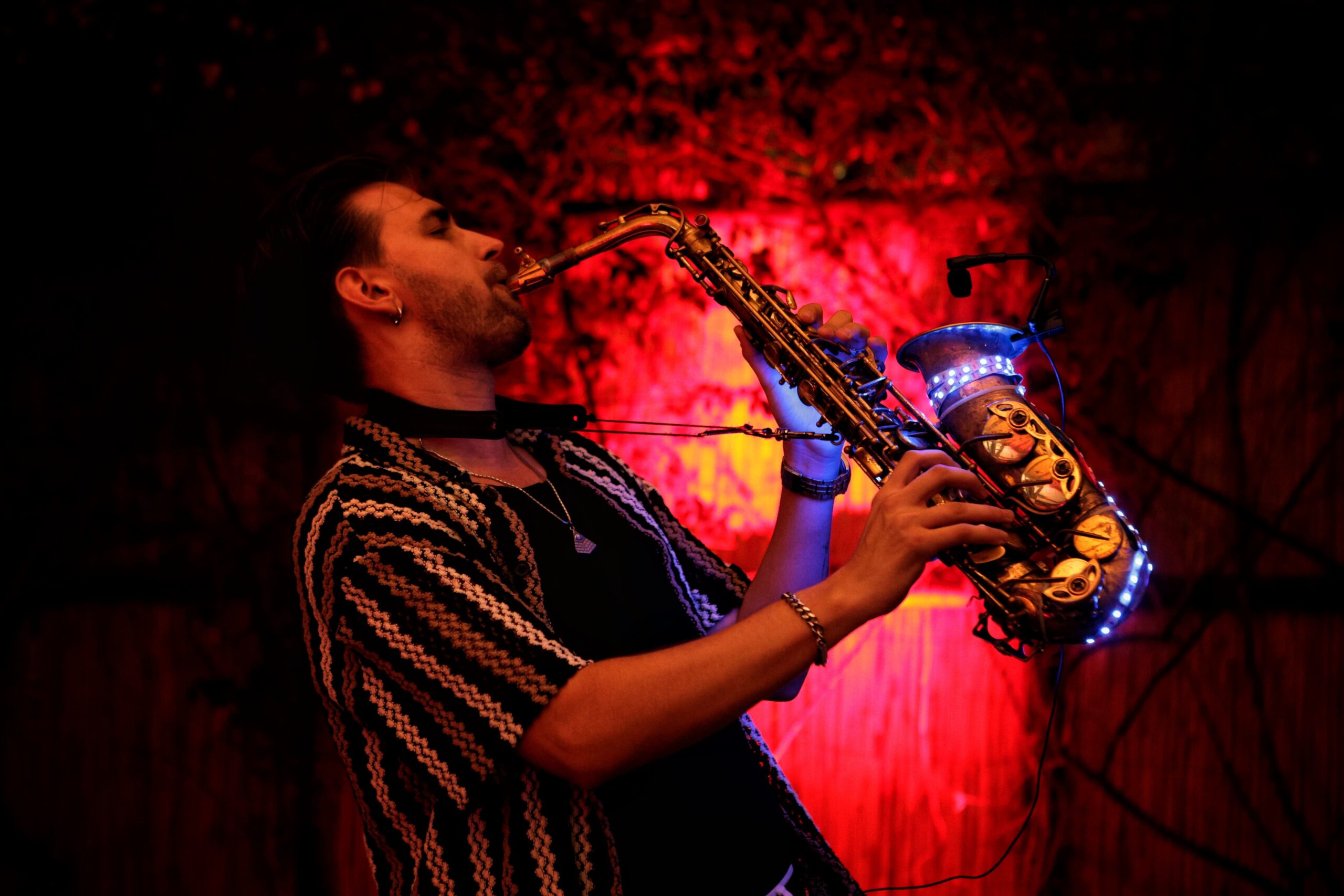 Alex tocando el saxofón