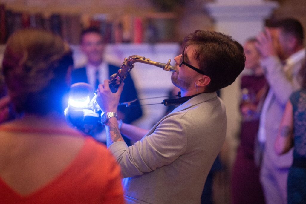 Una persona tocando el saxofón