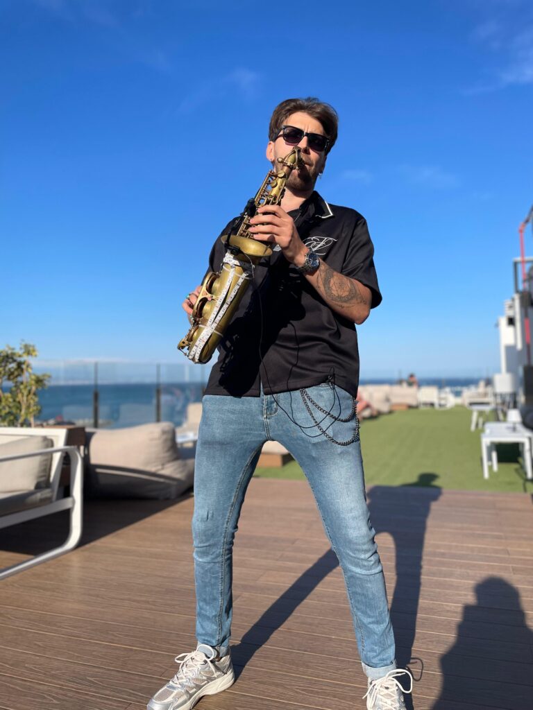 Alex improvisando con el saxofón