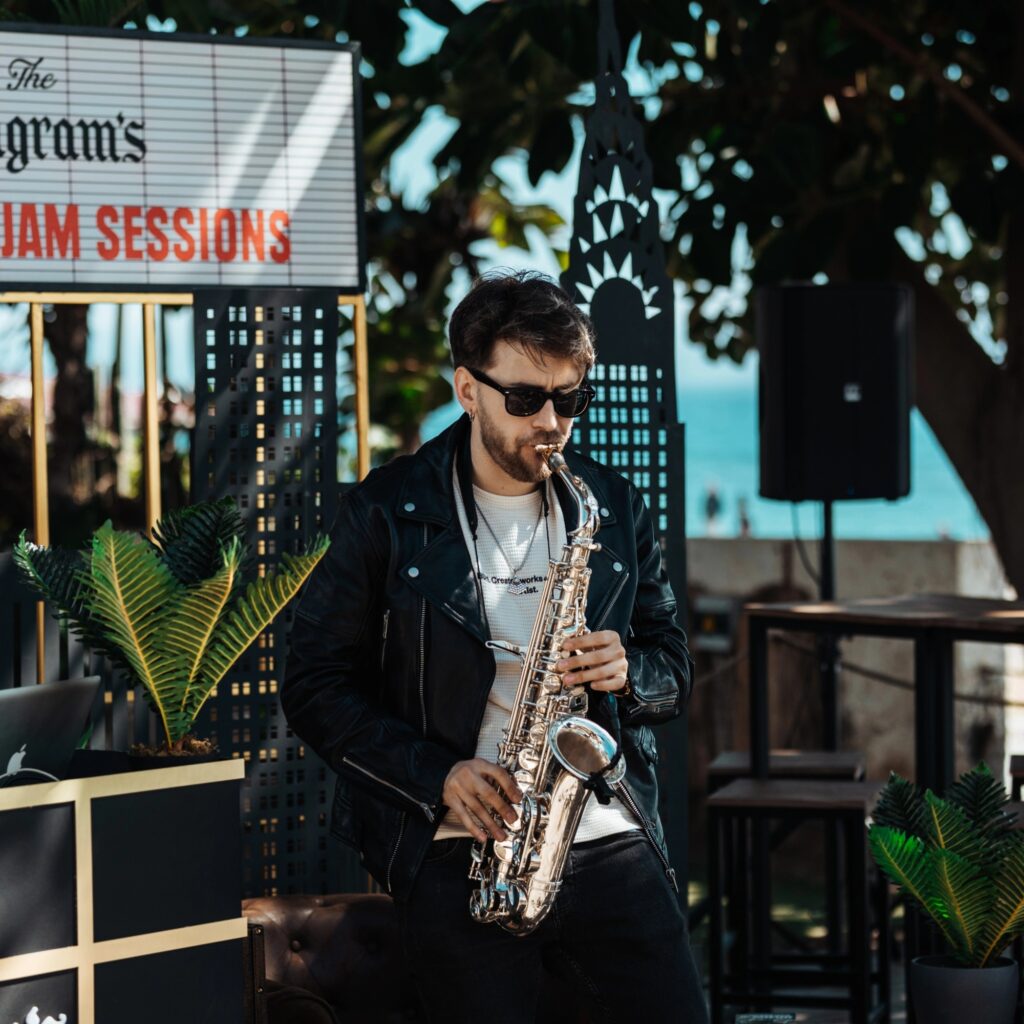 Alex con el saxofón